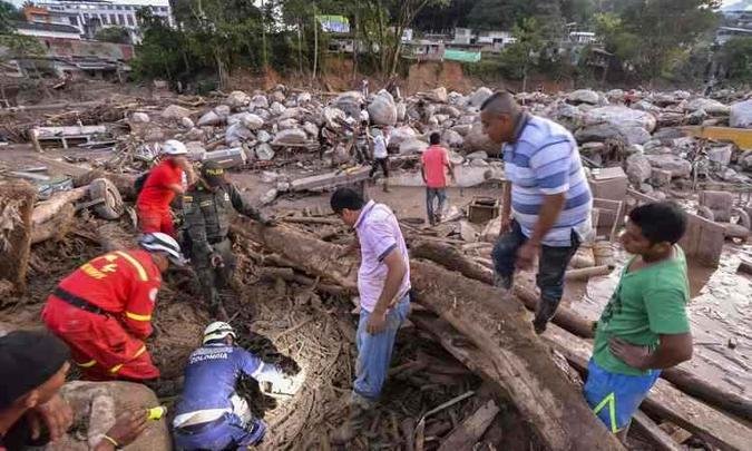Imagens divulgadas pelos socorristas s�o impactantes: ruas cobertas de terra, soldados carregando crian�as, pessoas chorando, ve�culos destru�dos e lixo nas ruas.(foto: AFP / LUIS ROBAYO )