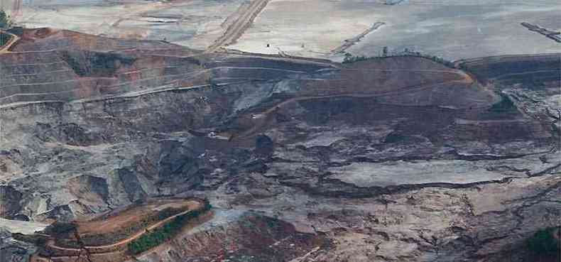 Rompimento da Barragem de Fundo destruiu o distrito de Bento Rodrigues, em Mariana, e deixou um rastro de destruio ambiental(foto: Corpo de Bombeiros/Divulgao)