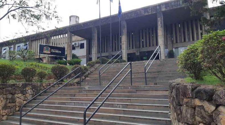 Moradores da ocupao Irenice Maria Rodrigues estavam em manifestao na porta da prefeitura