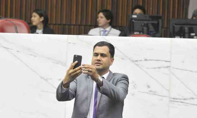 Vereadores fizeram vrias fotos e at transmisso ao vivo nas redes sociais(foto: Juarez Rodrigues / EM / D.A. Press)