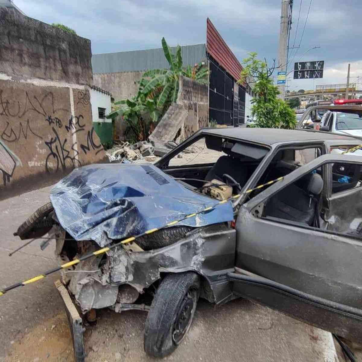 Carro bate em muro e uma pessoa morre na Cristiano Machado, em BH - Gerais  - Estado de Minas