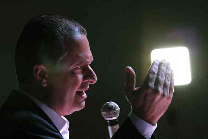 Eduardo Campos desembarca em Braslia com a misso de administrar a crise entre o seu partido e o PT da presidente Dilma Rousseff(foto: Paulo Paiva/DP/D.A Press)