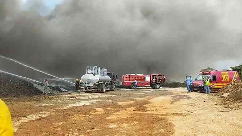 incndio em monte de pneus de depsito de Lavras em fbrica de cimento bombeiros mangueira fogo