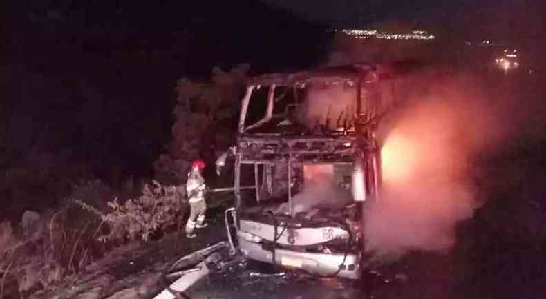 foto mostra onibus incendiado