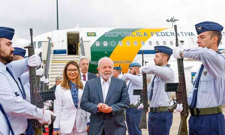 Presidente Lula e a primeira Dama Janja Lula sendo recebidos aps descerem do avio da FAB pelo cordo de militares de Portugal