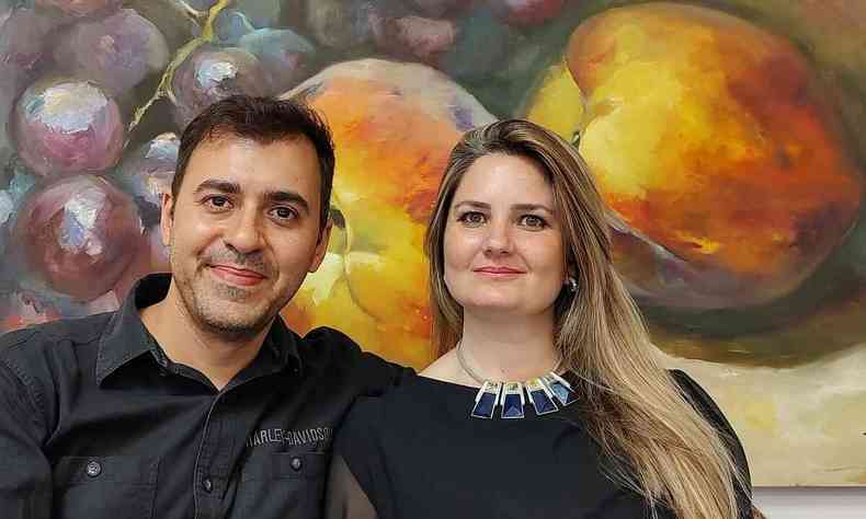 Jlio Palma e Fernanda Capobiango olham para a cmera