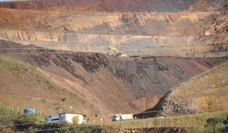 Foto da minerao na Serra do Curral, em plano bem aberto.