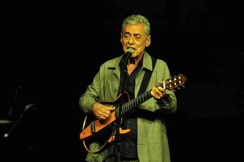 Chico Buarque canta em p com violo na mo 