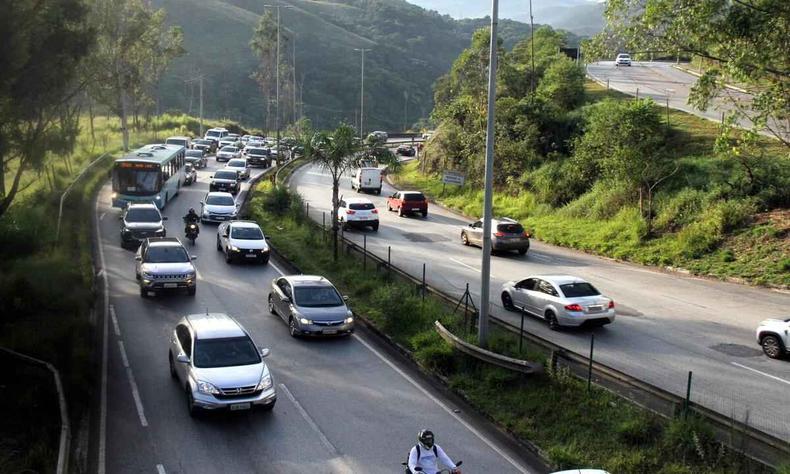 Semáforos tem incomodado motoristas que passam na região diariamente (foto: Jair Amaral/EM/D.A Press) grande fluxo de carros visto de cima