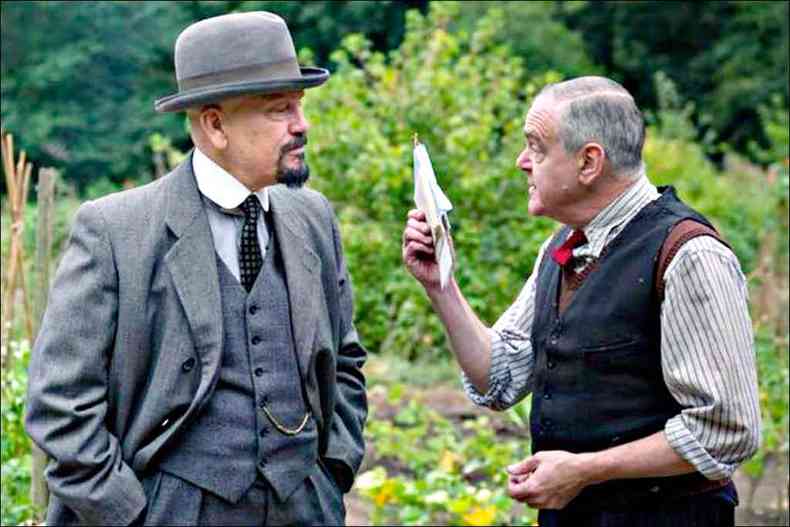 John Malkovich e Kevin McNally vivem os detetives Poirot e Japp(foto: BBC/divulgao)