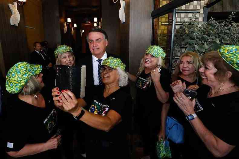 Presidente da Repblica Jair Bolsonaro cumprimenta apoiadores