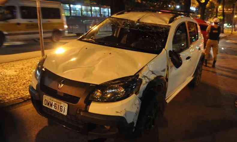 Motorista de Sandero bateu em Gol estacionado e seu carro capotou(foto: Marcos Vieira/EM/D.A.Press)