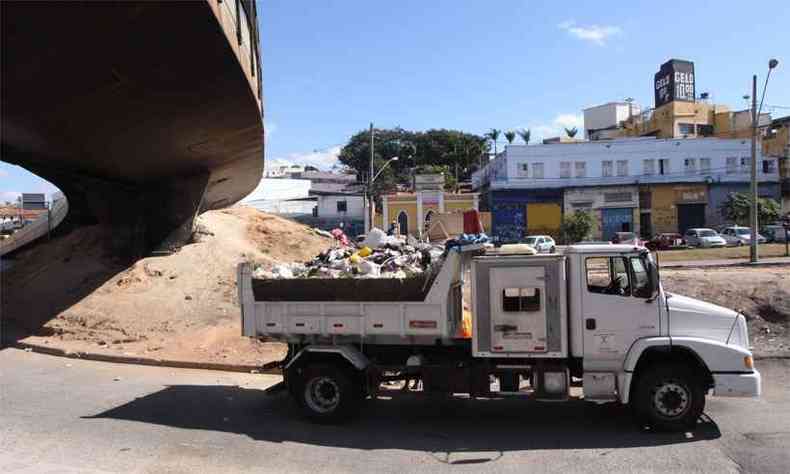 Veculo da SLU lotado de sujeira recolhida no Complexo da Lagoinha (foto: Jair Amaral/EM/DA Press)