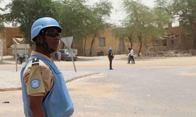 Representante da ONU, na Pra�a da Independ�ncia em Timbuktu, depois que valiosos mausol�us foram destru�dos pelo Estado Isl�mico (foto: Sebastien RIEUSSEC/AFP )