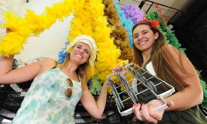 Ana Paula e Carolina vasculham o comércio para comprar adereços, fazendo a festa dos lojistas (foto: Marcos Vieira/EM/DA Press) Ana Paula e Carolina vasculham o comércio para comprar adereços, fazendo a festa dos lojistas (foto: Marcos Vieira/EM/DA Press)