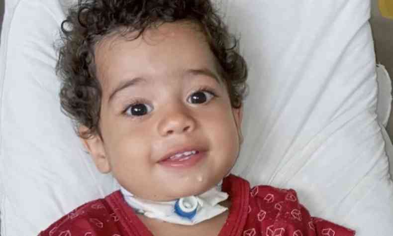 Lucas, paciente de 2 anos que precisa de cirurgia