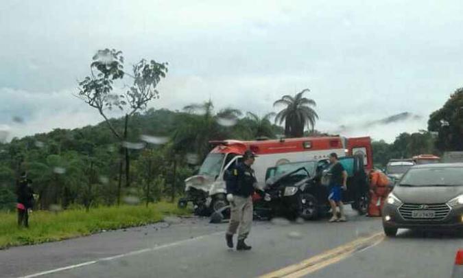 Viatura foi atingida de frente quando passava por Ravena na Grande BH(foto: Reprodução WhatsApp) Viatura foi atingida de frente quando passava por Ravena na Grande BH(foto: Reprodução WhatsApp)