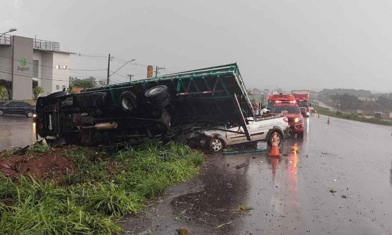 Na foto, � poss�vel ver caminh�o tombado sobre o carro
