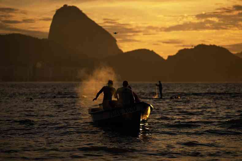 Barco de pesca vai pra gua ao amanhecer, no Rio de Janeiro