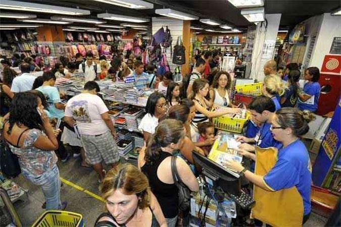 Pais que deixaram a compra para ontem lotaram as papelarias de BH (foto: Juarez Rodrigues/EM/D.A Press)