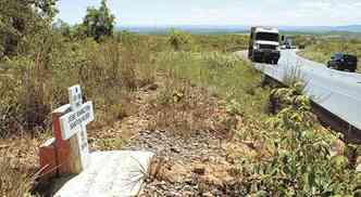 Cruzes e seguidas curvas em longo trecho da BR-251 revelam os riscos da estrada no Norte de Minas(foto: Luiz Ribeiro/D.A Press )