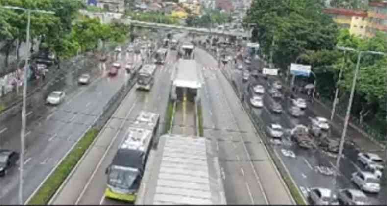 Ônibus e carros enfileirados em trânsito lento na Avenida Afonso pena com chuva no Centro de Belo Horizonte trânsito com chuva na Avenida Antônio Carlos é lento na Altura do IAPI
