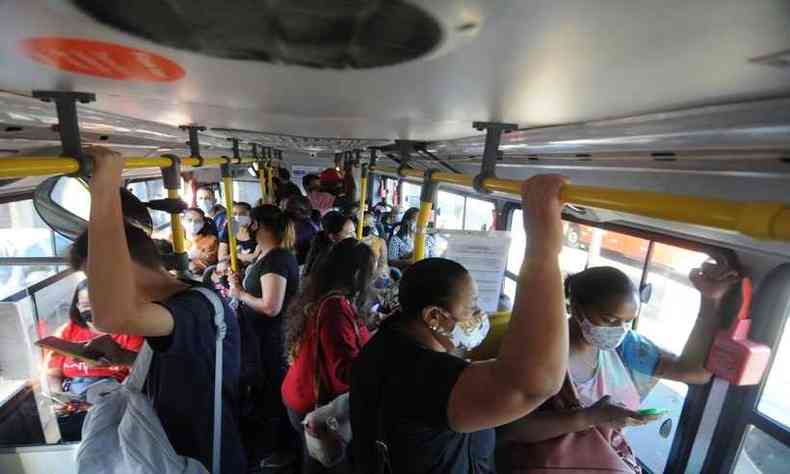 Rotina dos passageiros dos nibus e metrs da capital  marcada pela aglomerao em viagens (foto: Leandro Couri/ E.M/ D.A Press)