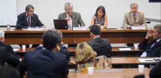 O relator Henrique Fontana e o presidente da comisso, Almeida Lima, lamentam a falta de consenso para os temas mais polmicos(foto: Leonardo Prado/Agncia Cmara %u2013 29/2/12)