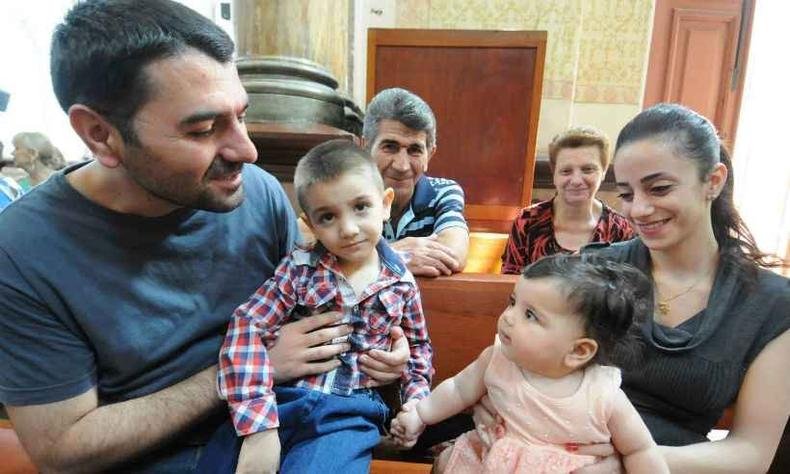Khaled Tomeh com a filha Yasmin, que nasceu no Brasil, em reuni�o de fam�lia regada pelas del�cias que vende no Mercado Central(foto: Leandro Couri/EM/D.A.Press)