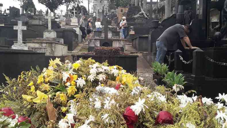 Flores nos tmulos, no Cemitrio do Bonfim