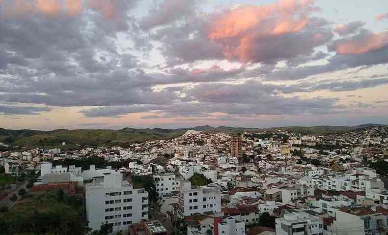 Regio dos Bairros Lagoa Santa, Gr-Duquesa e Morada do Vale, vistas do alto do Santo Agostinho. Essa regio apresenta grande movimentao no comrcio(foto: Tim Filho)