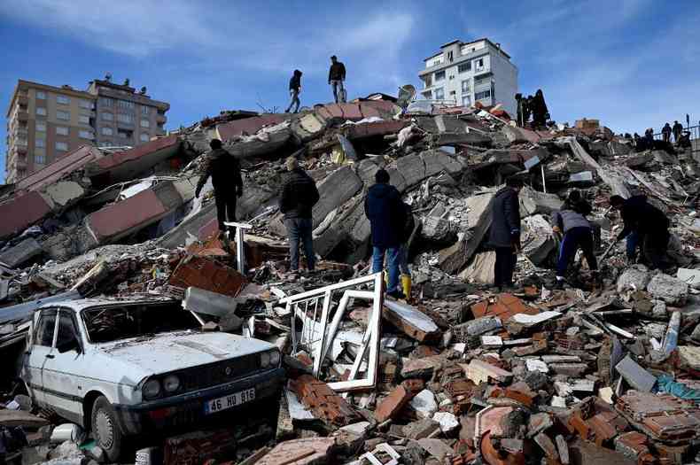 Voluntrios buscam sobreviventes na montanha de escombros em Kahramanmaras, na Turquia
