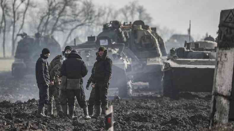 Militares russos e veculos blindados na estrada na regio de Rostov, na Rssia