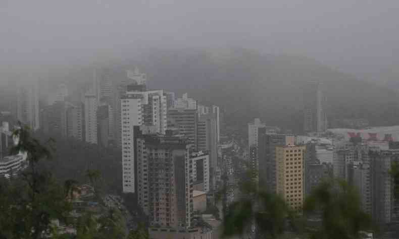 Chuva e neblina em Belo Horizonte