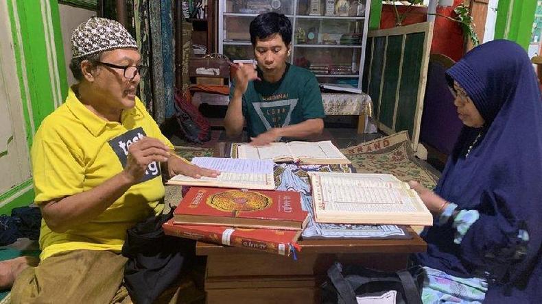 Rosidah ( direita) ensina duas alunas trans a ler o Alcoro
