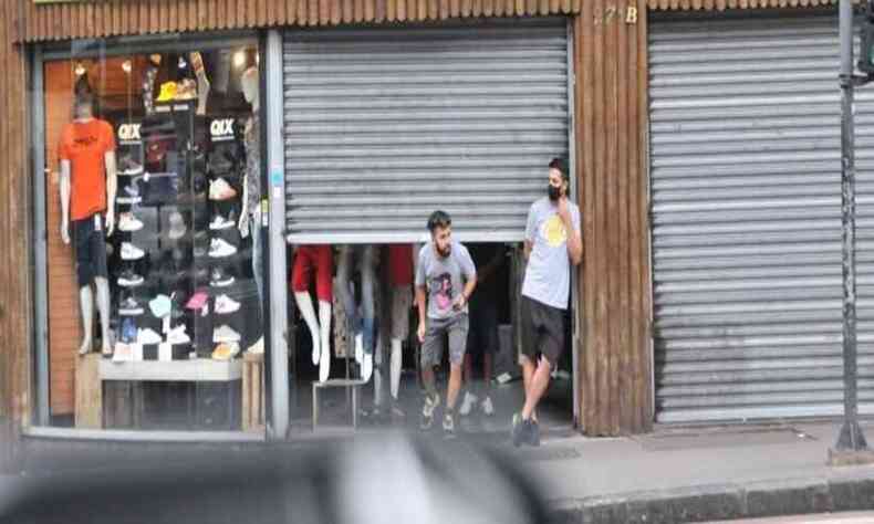Clientes saindo da loja na Rua dos Caets, esquina com Avenida Afonso Pena. Um deles no est usando mscara(foto: Marcos Viera/EM/D.A Press)