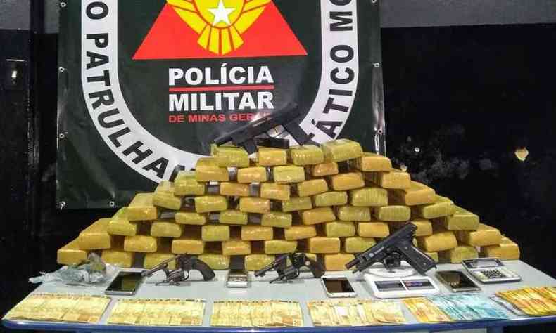 Droga e armas apreendidas foram encaminhadas para a Polcia Civil(foto: Polcia Militar/Divulgao)