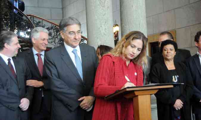 Pimentel com Beatriz Cerqueira na assinatura do acordo: fim de novela de cinco meses(foto: Paulo Filgueiras/EM/D.A Press)