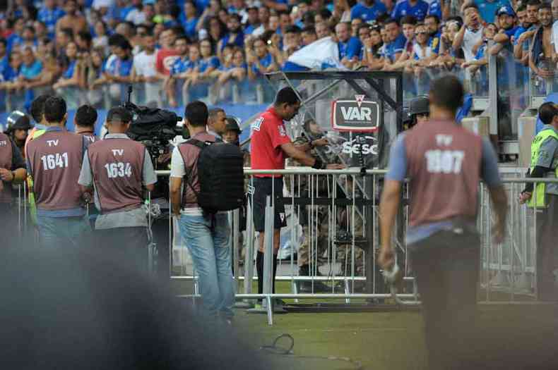 O rbitro Wagner Magalhes consulta o VAR durante o primeiro jogo da final do Mineiro, entre Cruzeiro e Atltico, no Mineiro(foto: Juarez Rodrigues/EM/D.A Press)