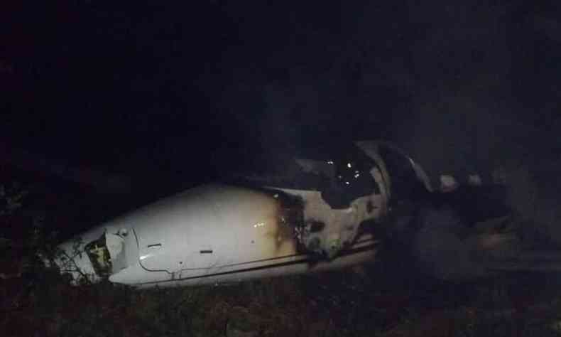 Quatro pessoas ocupavam aeronave no momento do acidente em Itana, mas ningum se feriu(foto: Divulgao/Corpo de Bombeiros)