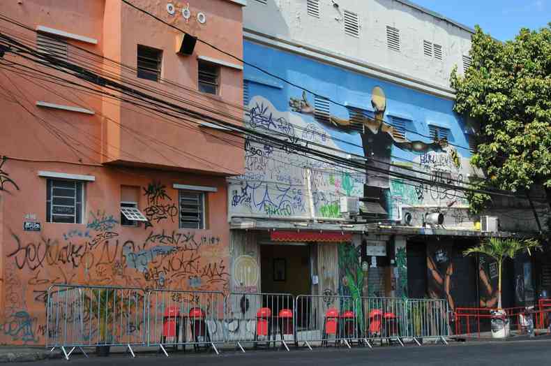 Na foto, grafite e pichação em prédios na Rua Sapucaí. 