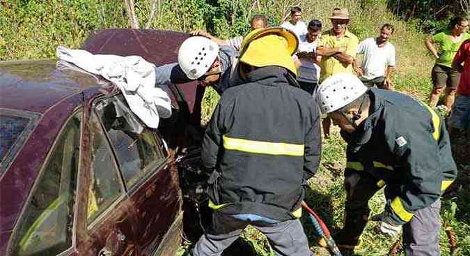 A mulher ficou presa s ferragens e foi socorrida pelo Corpo de Bombeiros(foto: Corpo de Bopmbeiros/Divulgao)