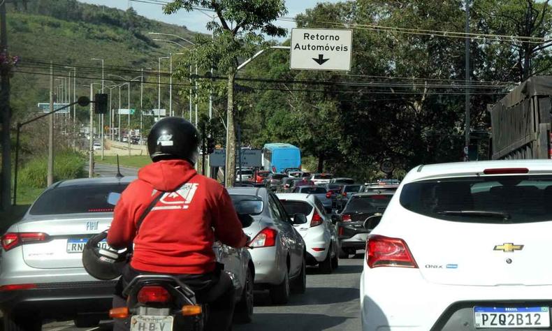 Grande fluxo de carros e motos na região do Belvedere (foto: Jair Amaral/EM/D.A Press) carros e motos em trânsito em BH