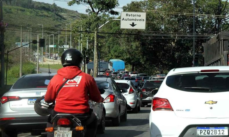 carros e motos em trnsito em BH