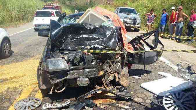 A frente da Saveiro ficou completamente destruda no acidente(foto: Divulgao)