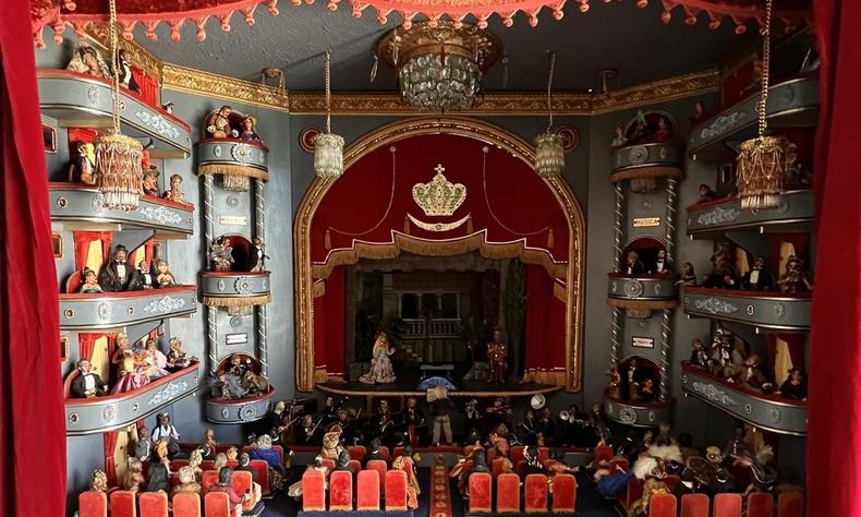 Rplica em miniatura do Theatro Municipal do Rio de Janeiro mostra palco e camarotes