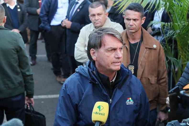 Bolsonaro d entrevista para jornalistas