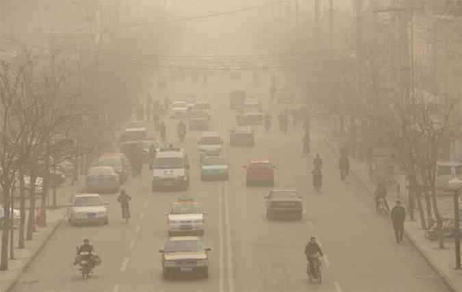Vida nas ruas de Linfen, na China, considerada uma das cidades com maior poluio do ar no mundo(foto: AFP PHOTO / Peter PARKS )