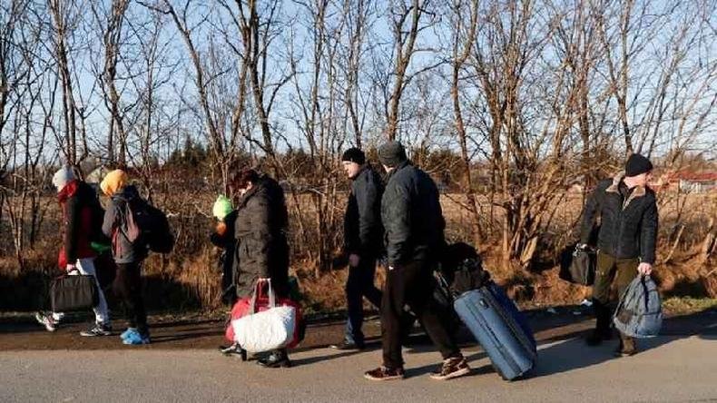 Invasão da Ucrânia por tropas russas começou nas primeiras horas de quinta-feira(foto: Getty Images) Pessoas fugindo da Ucrânia