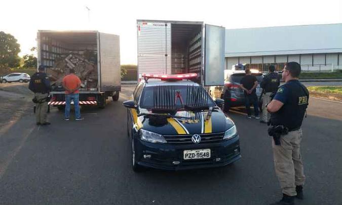 Criminosos obrigaram vítima a fazer o transbordo da carga para outro caminhão(foto: Polícia Rodoviária Federal (PRF)/Divulgação) Criminosos obrigaram vítima a fazer o transbordo da carga para outro caminhão(foto: Polícia Rodoviária Federal (PRF)/Divulgação)